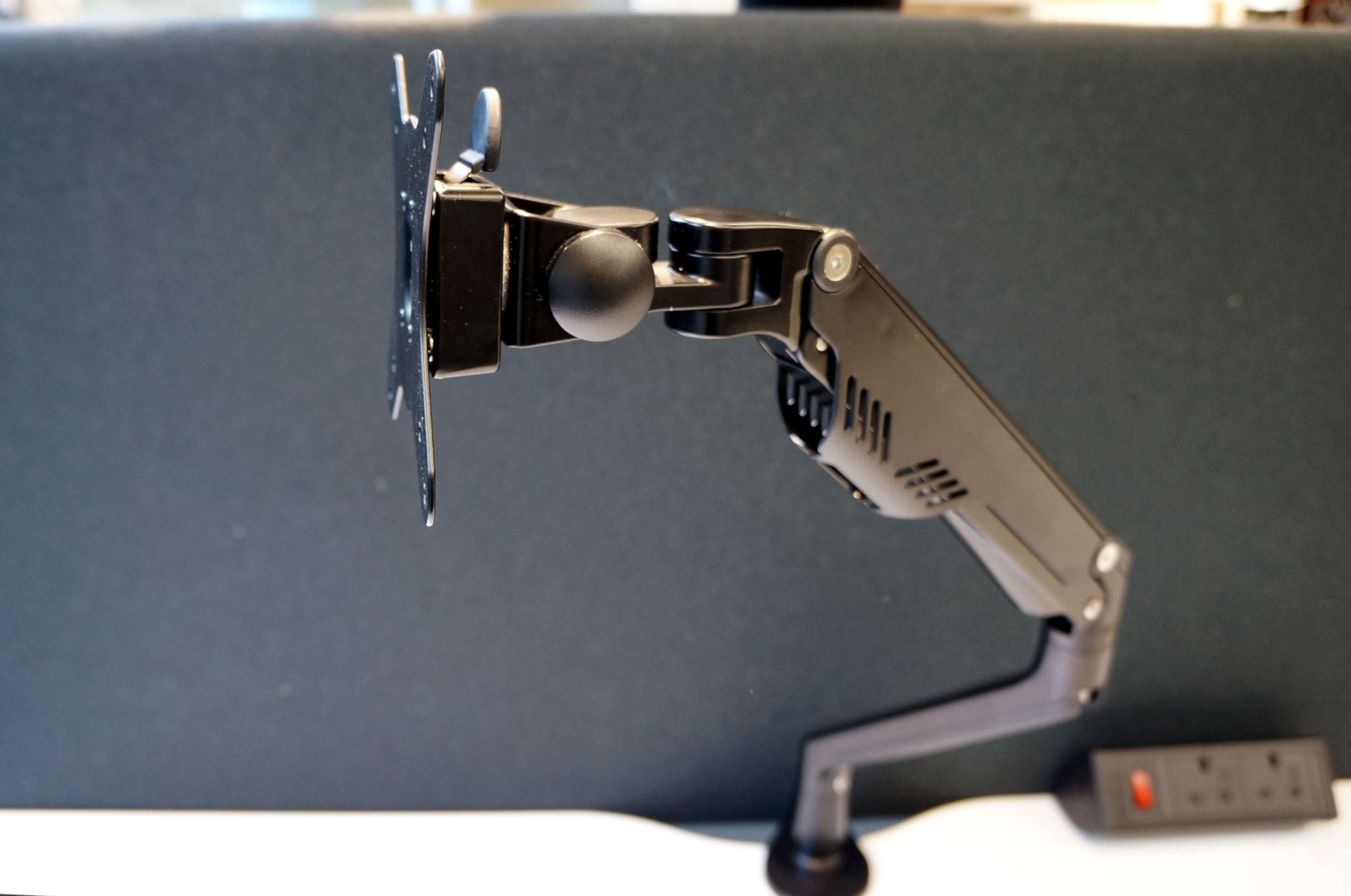 Libero Slimline Gas Lift Monitor Arm Office Resale