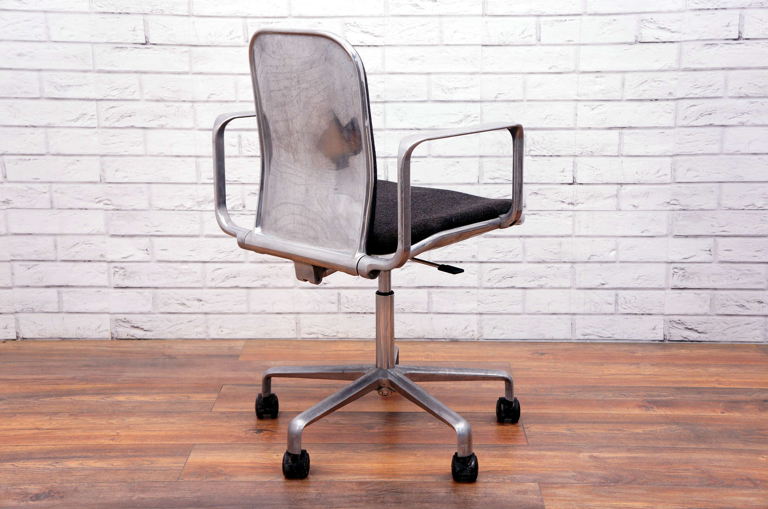 Fred Scott Hille Supporto Chair In Aluminium Office Resale