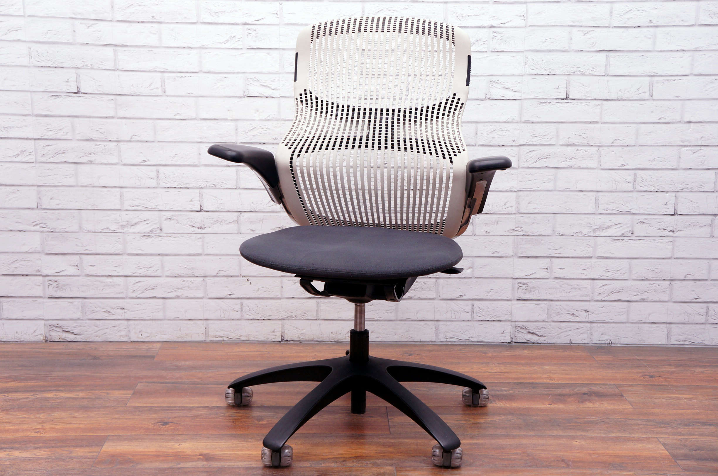 Knoll Generation Task Chair In Light Grey/Storm - Office Resale