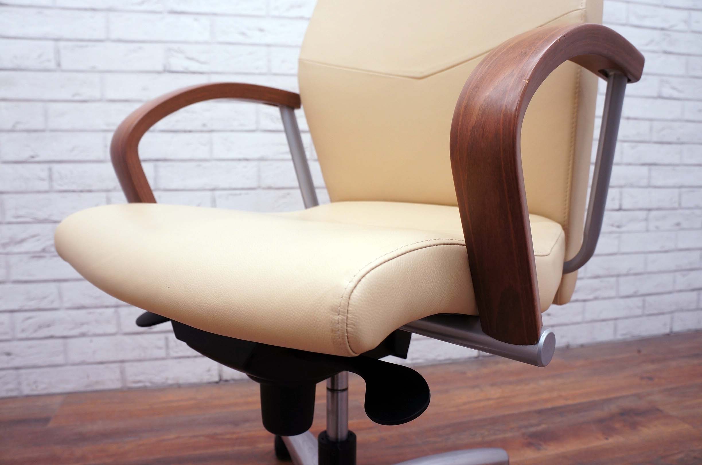 Donati Highback Task Chair In Ivory Office Resale