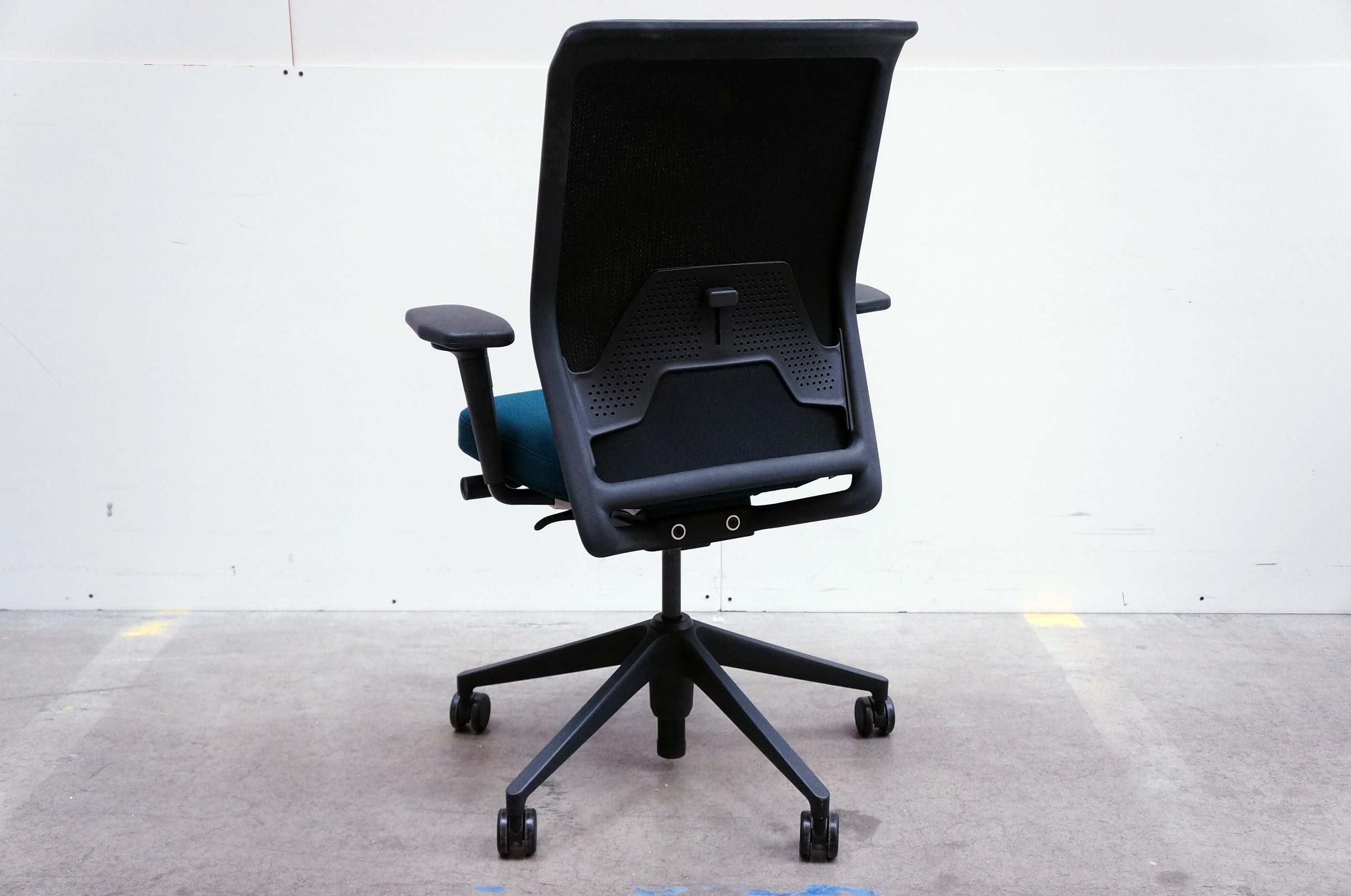 Vitra ID Mesh Task Chair in Blue/Black Office Resale