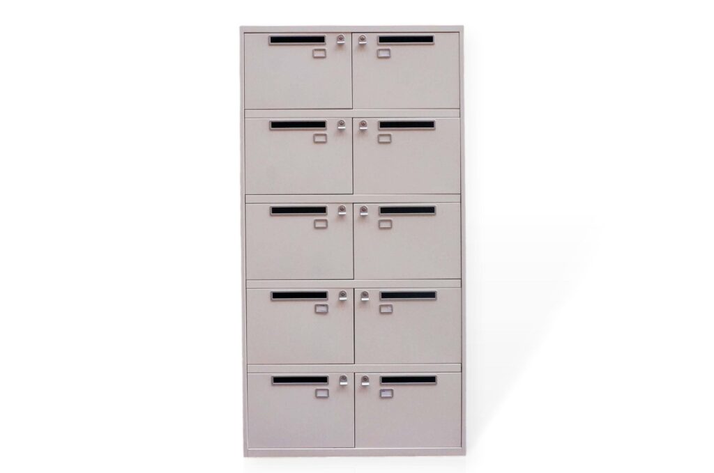 10 Door Lockers With Pigeon Holes In White